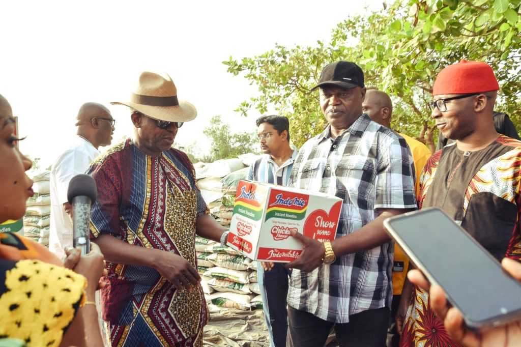 Sir Emeka Offor Gifts 1000 Bags Of Rice, Cartons Of Indomie
